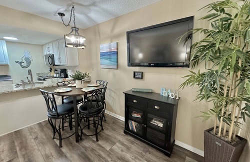 Gulf Shores Condo | 501"B" Sunsets & Palm Trees -Great Fall Rates!