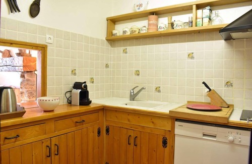 Meribel Centre Apartment | 50m from ski slopes, 3rd floor, fireplace or stove, tv, ski locker, 44m², Méribel