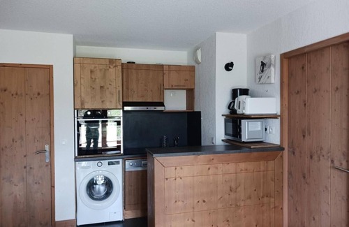 Arc-1600 Apartment | 50m from ski slopes, 5th floor, view valley, balcony, parking, tv, ski locker, 63m², Les Arcs