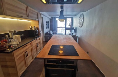 Arc-2000 Apartment | 50m from ski slopes, 8th floor, view mountain, balcony, tv, 56m², Les Arcs