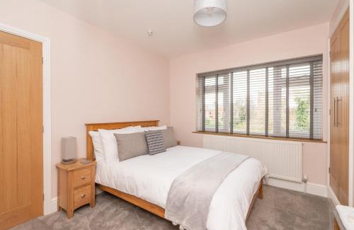 Heworth House | 51 Main Avenue Luxurious Modern York House with Garden & Parking Pass the Keys