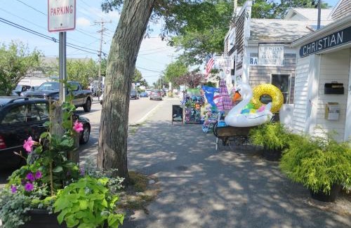 Harwich Port House | 525 Route 28 Harwich Port Cape Cod - - The Mooring