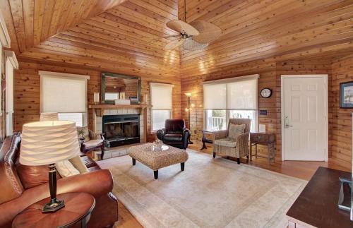 Pelican Bay House | 54 Pelican Bay by AvantStay Steps from Beach Community Pool