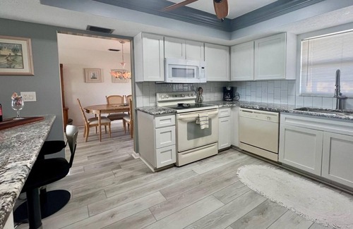 Caloosahatchee Condo | 55+ condo community with easy access to all Cape Coral amenities