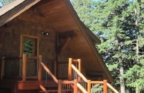 Viola Apartment | 550 sq. ft. private suite on the upper floor of an amazing modern log home.