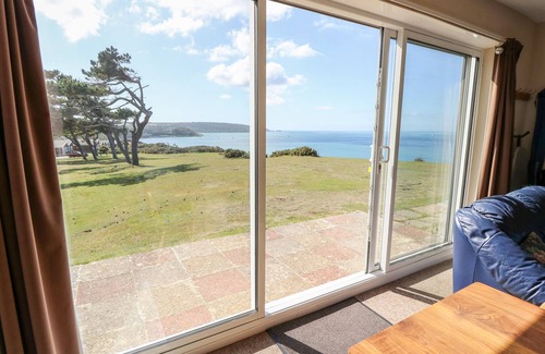 Freshwater Cottage | 57 CLIFF END, family friendly in Freshwater