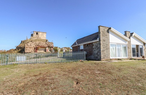 Freshwater Cottage | 57 CLIFF END, family friendly in Freshwater