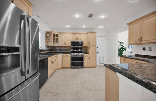 Imperial Point House | 5790 Managed By Brampton Park