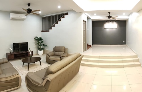 Taman Kota Laksamana House | 58 Kota Laksamana - Near Jonker Street for 10 - 15 Pax