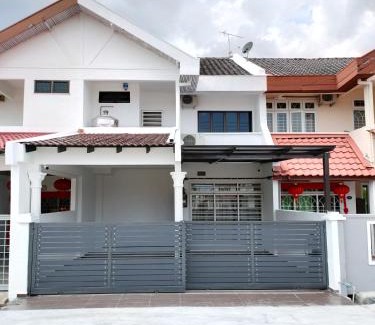 Taman Kota Laksamana House | 58 Kota Laksamana - Near Jonker Street for 10 to 15 Pax