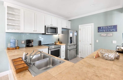 White's Gulfview House | 59-SECOND GOLF CART RIDE TO PRIVATE BEACH | PET-FRIENDLY GULF RETREAT
