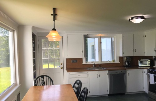 East Dennis House | 5B/3Ba Cape Cod Farmhouse Near Northside Beaches. Huge Yard, Great Views