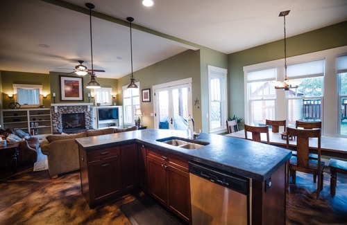 Buena Vista House | 5bd Craftsman Gathering House. Best location in South Main! Steps from park!