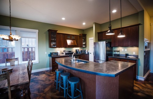 Buena Vista House | 5bd Craftsman Gathering House. Best location in South Main! Steps from park!