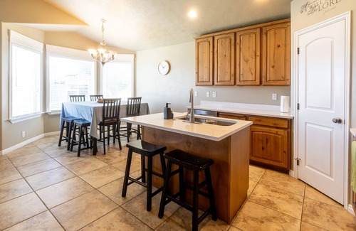 West Jordan House | 5BD Home Mountain Views and Jacuzzi Tub