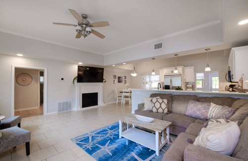 South Sarasota House | 5bdr newly remodeled house, heated pool & minutes to Siesta Key beach!