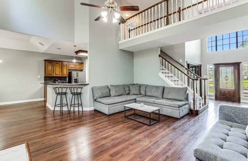 South Side House | 5BDR SpaciousFamilyGetaway+Pets OK+BBQ+LargeYard