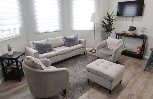 Ampere Apartment | 5Bed 2Bath Near NYC, Parking, Laundry