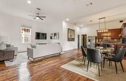 Mid-City Apartment | 5Bed StreetCar Retreat w Outdoor Entertaining