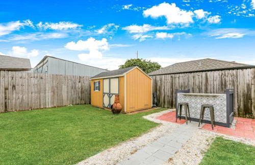 Mid-City Apartment | 5Bed StreetCar Retreat w Outdoor Entertaining