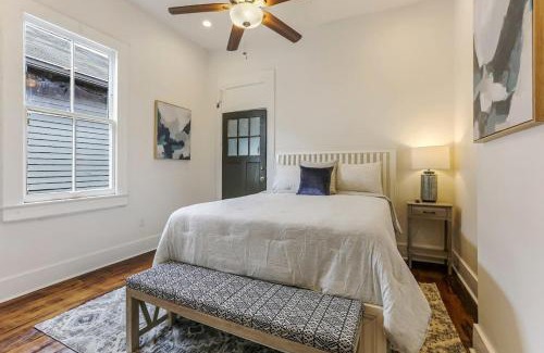 Mid-City Apartment | 5Bed StreetCar Retreat w Outdoor Entertaining