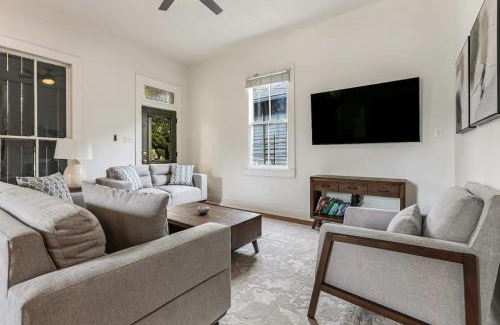 Mid-City Apartment | 5Bed StreetCar Retreat w Outdoor Entertaining