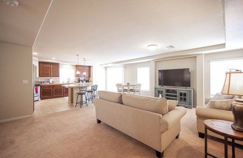 Enterprise House | 5bedrooms、3.5 bath、16 sleep，near the airport