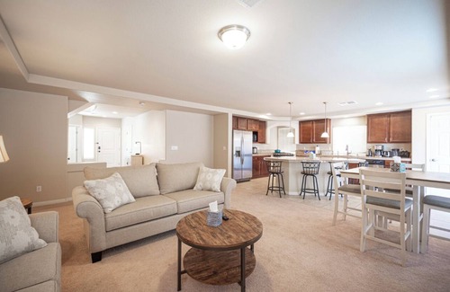 Enterprise House | 5bedrooms、3.5 bath、16 sleep，near the airport