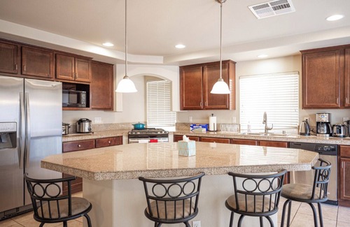 Enterprise House | 5bedrooms、3.5 bath、16 sleep，near the airport