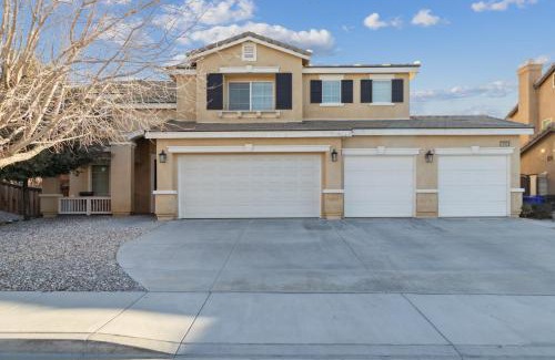 Victorville House | 5BR 3BA Home - King Beds - Fast Wifi home