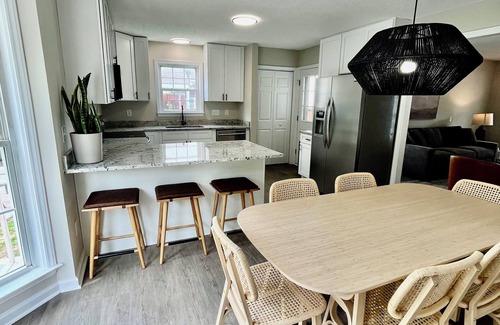 Southeast Raleigh House | 5BR/3BA Sleeps 12 NEW kitchen, bathrooms, mattresses, linens, furniture, firepit
