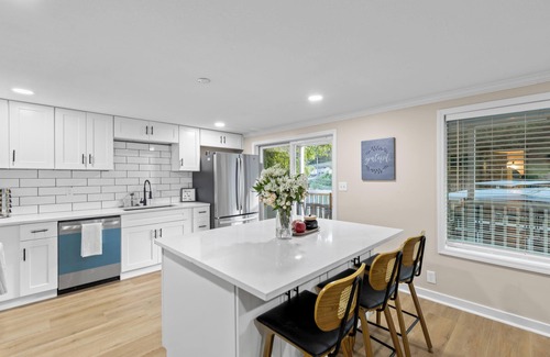 Edwards House | 5br, 3bath Lakefront Retreat w/dock and grill