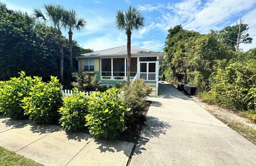 Crystal Beach Cottage | 5BR/4BR Oasis w/Pool, Bar, Firepit – Sleeps 14, multi-family, <5 Mins to Beach!