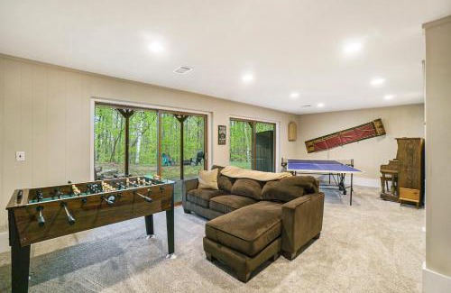 Michaywe House | 5br, 9 Beds Sleeps 14 Game Room, Pool Access