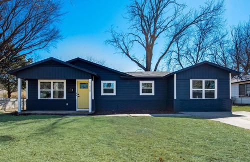 Haltom City House | 5BR-A/C-Full Kitchen-Smart TV-Backyard-Parking-BBQ