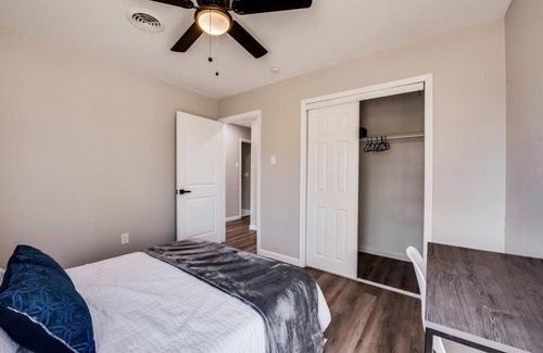 Haltom City House | 5BR-A/C-Full Kitchen-Smart TV-Backyard-Parking-BBQ