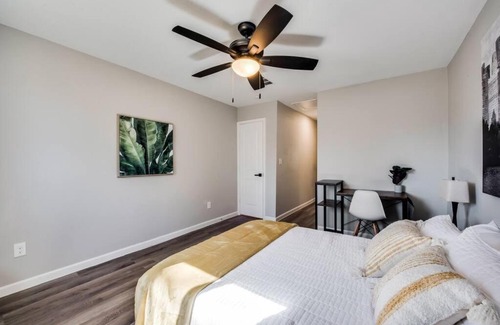 Haltom City House | 5BR-A/C-Full Kitchen-Smart TV-Backyard-Parking-BBQ