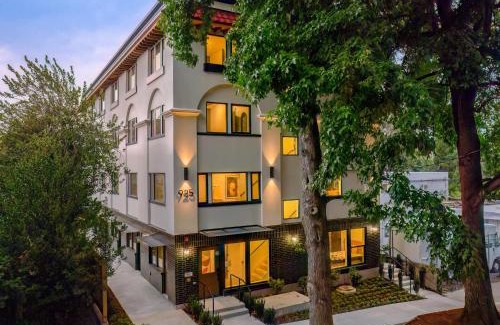 Kerns House | 5BR at The Adelynn - Luxury Build - Walk to All