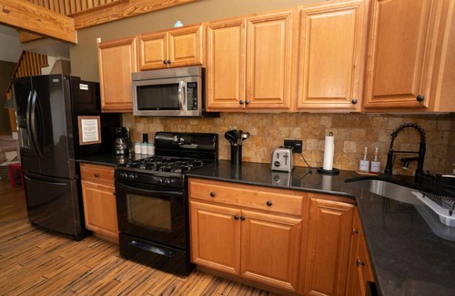 Plymouth Ski Chalet | 5BR Chalet in Historic Town bet Killington & Okemo