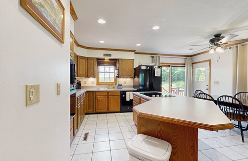 Livingston House | 5BR Dog-Friendly Lakefront Haven with Game Room, Starlink & Private Dock