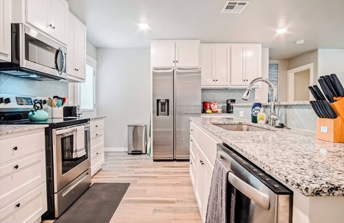 Central Oklahoma City House | 5BR Ensuite Baths | Near Lake Hefner | Hot tub, Kitchen, Laundry #CO