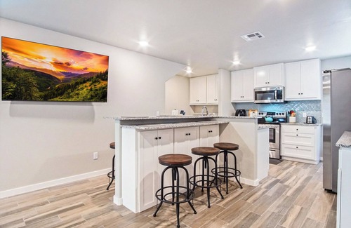 Central Oklahoma City House | 5BR Ensuite Baths | Near Lake Hefner | Hot tub, Kitchen, Laundry #CO