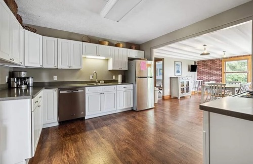 Dundee Other | 5BR Farmhouse Fall Escape on Seneca Lake Wine Trail