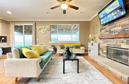 Fontana House | 5BR Fontana Group Stay Near Golf & Shops