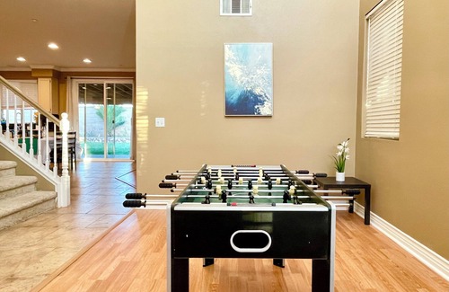 Fontana House | 5BR Fontana Group Stay Near Golf & Shops