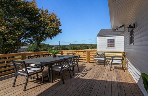 Knoxville House | 5BR Happy Holler Home >3 min to Downtown + Deck