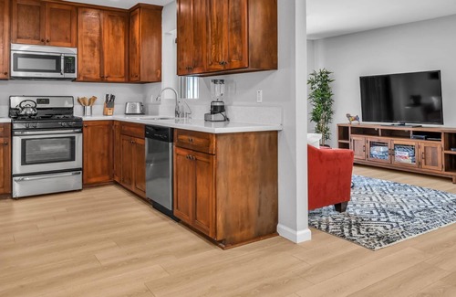 Lake Balboa House | 5BR Home Lake Balboa-Sleeps10 w Gazebo&Basketball!