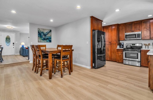 Lake Balboa House | 5BR Home Lake Balboa-Sleeps10 with Gazebo