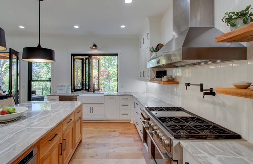 Reed Creek House | 5BR Luxury Lakefront w/Private Dock, Hot Tub, and Fire Pit. Pet Friendly!