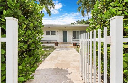 Seybold House | 5BR Miami Oasis w Pool Near Design District